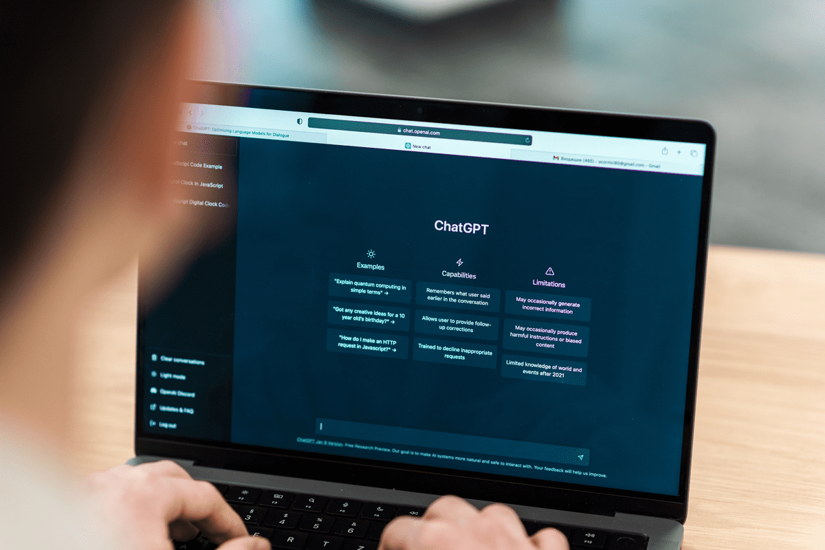 Worm GPT представляет собой небезопасную версию ChatGPT, которую киберпреступники используют для автоматизации фишинговых атак и создания вредоносного контента.