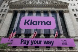Штаб-квартира шведской финтех-компании Klarna, заявившая в 2023 году, что её ИИ-ассистент справляется с объемом работы, эквивалентным 700 сотрудникам